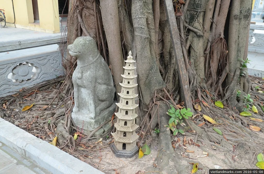 Tượng chó đá tại Chùa Liên Phái
