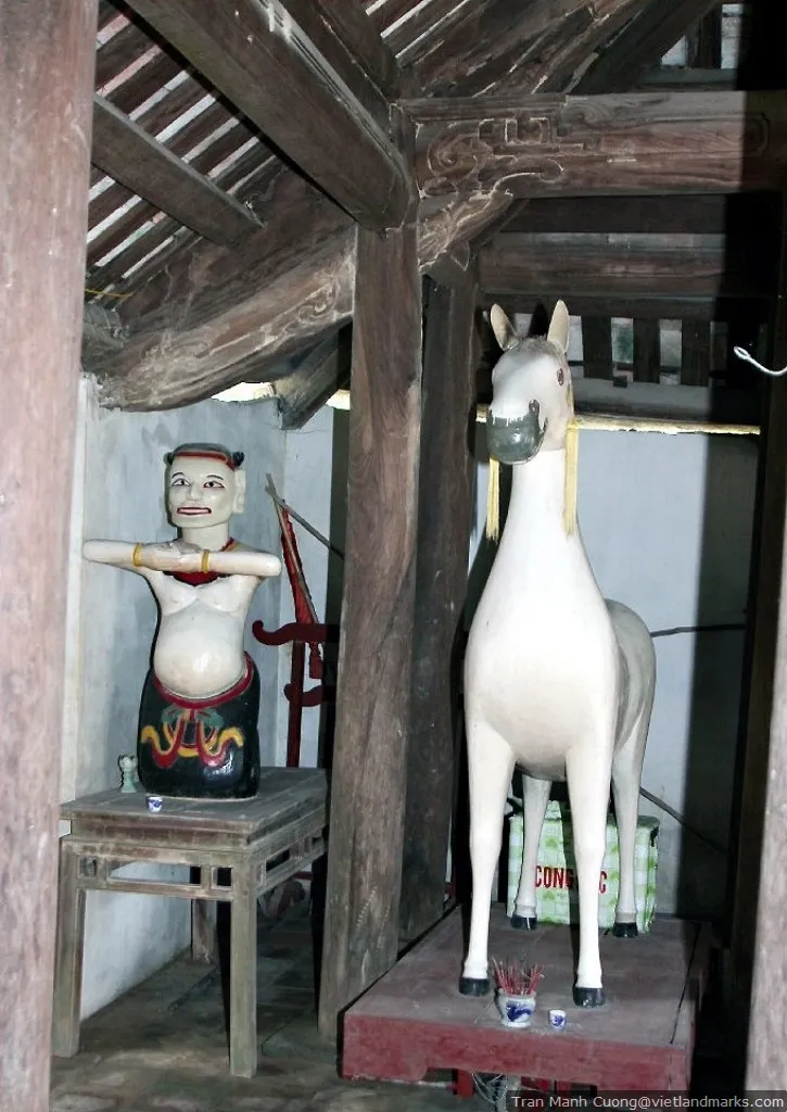 Bên trong Đền Cả