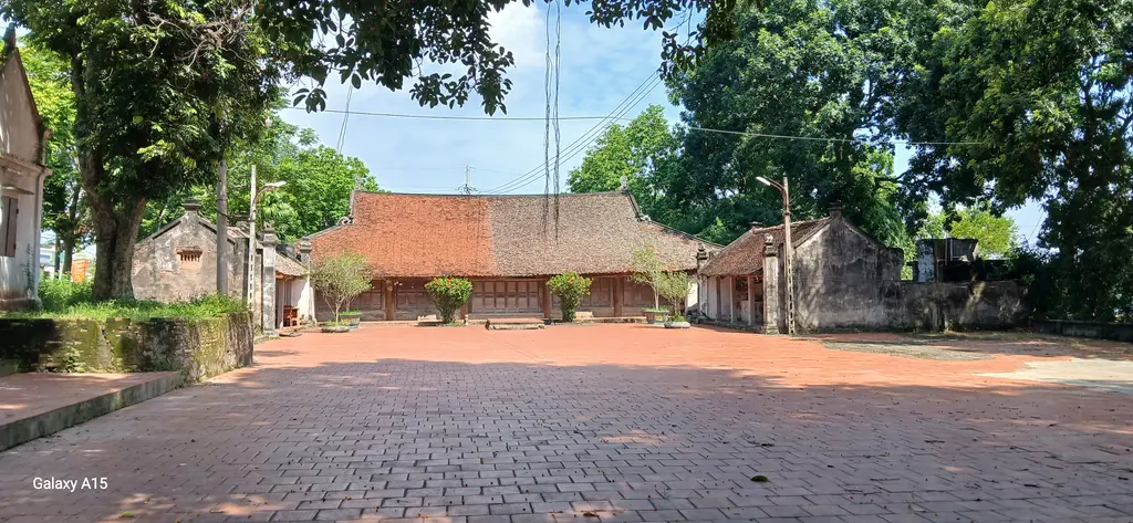 Sân và đình làng Phương Bản