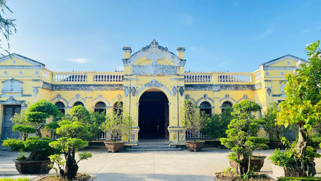 Cảnh quan di tích lịch sử văn hóa Nhà Đốc Phủ Hải