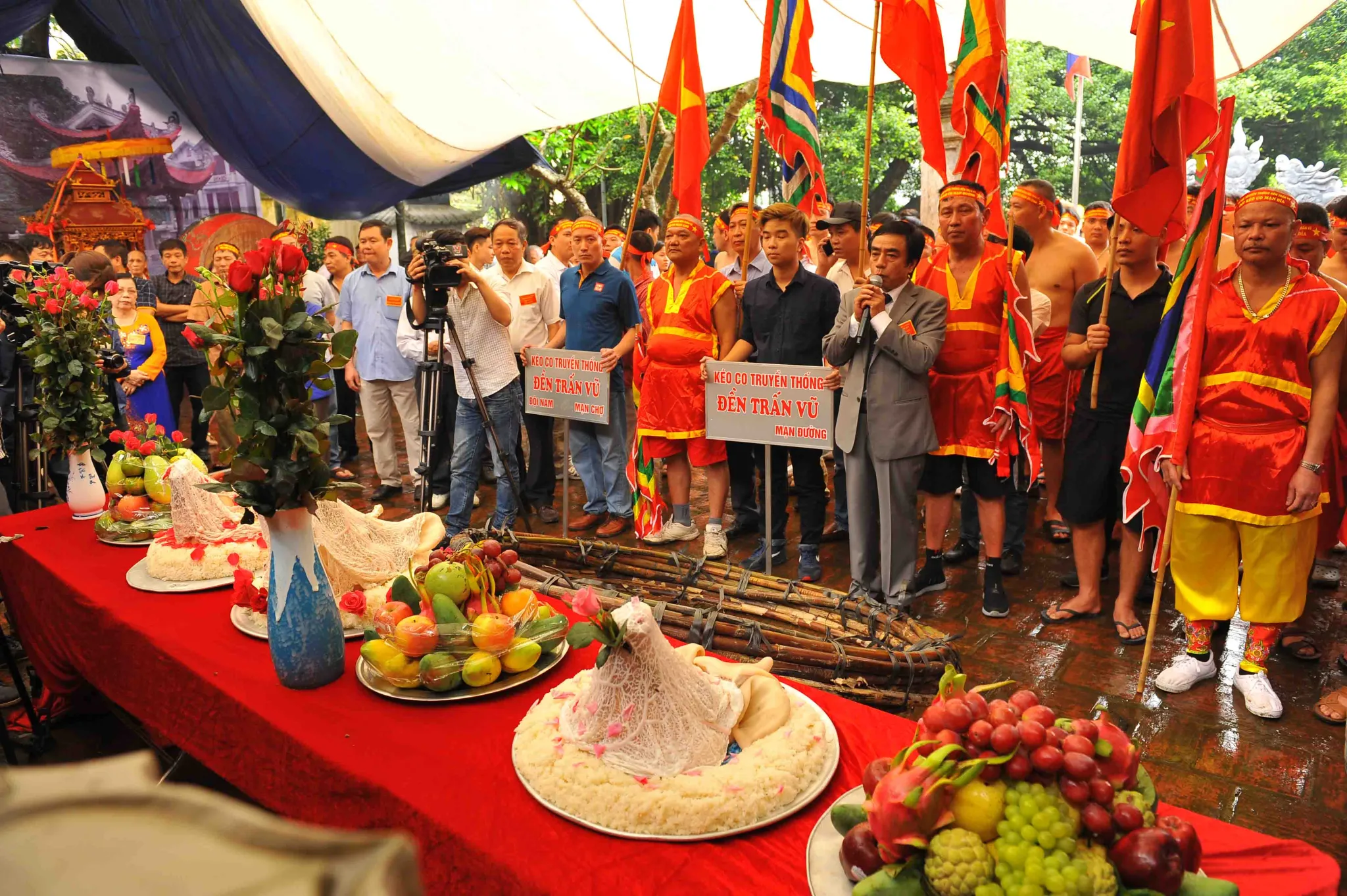 Người dân chuẩn bị lễ vật tại Hội đền Trấn Vũ