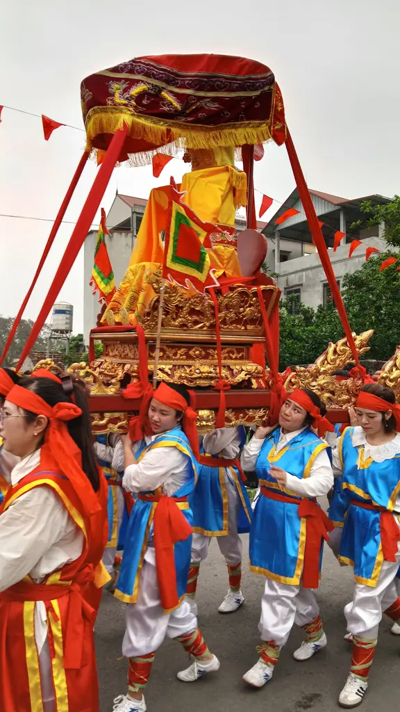Đoàn rước kiệu Thánh hội làng Thái Hòa