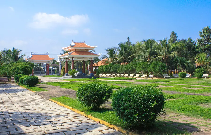 Khuôn viên Khu tưởng niệm Nữ tướng Nguyễn Thị Định