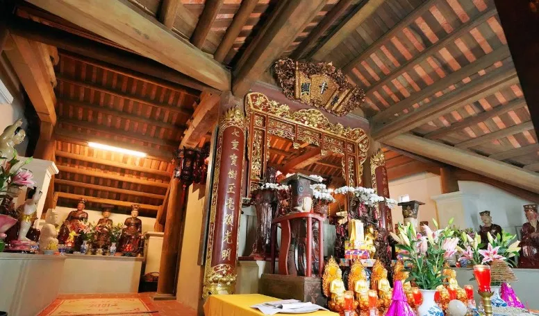 Bên trong Chùa Cấn Xá Thượng