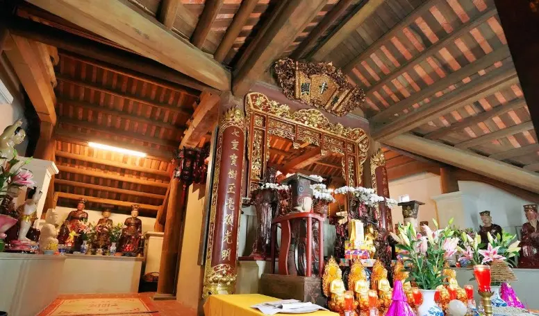 Bên trong Chùa Cấn Xá Thượng