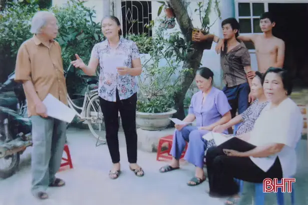 Ông Trần Khánh Cẩm luyện hát dân ca ví giặm cho các thành viên CLB Dân ca ví giặm Kỳ Bắc