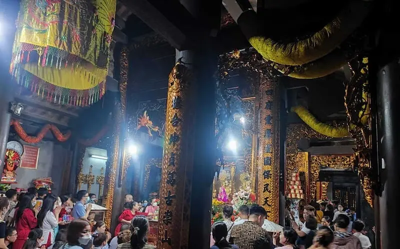 Không gian bên trong Đền Sòng Sơn