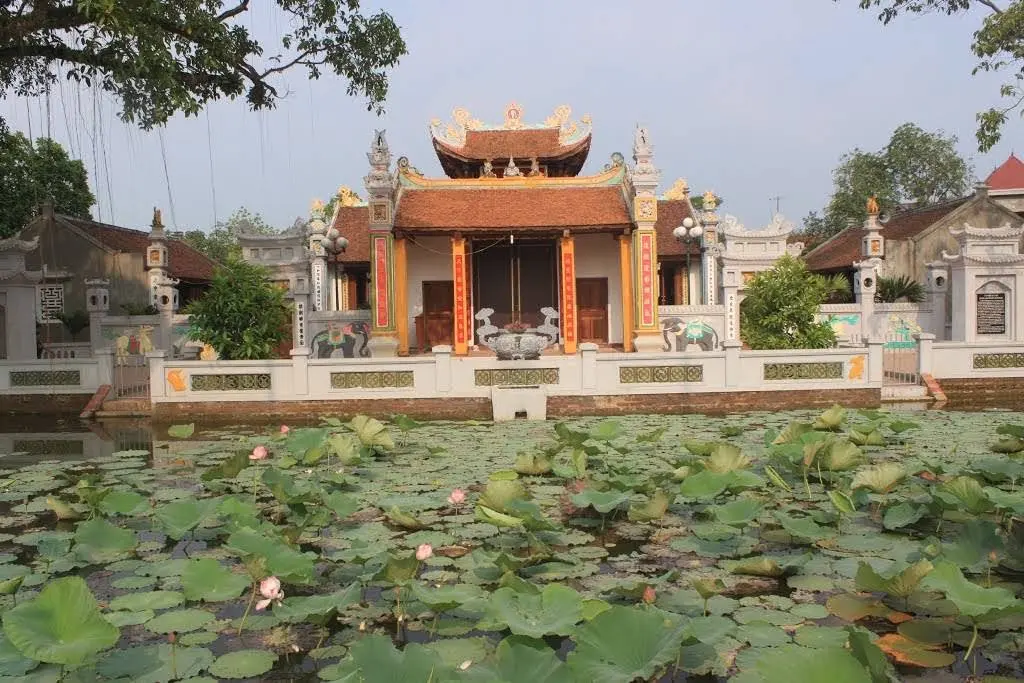 Không gian cảnh quan bên ngoài di tích Đình Nội Bình Đà