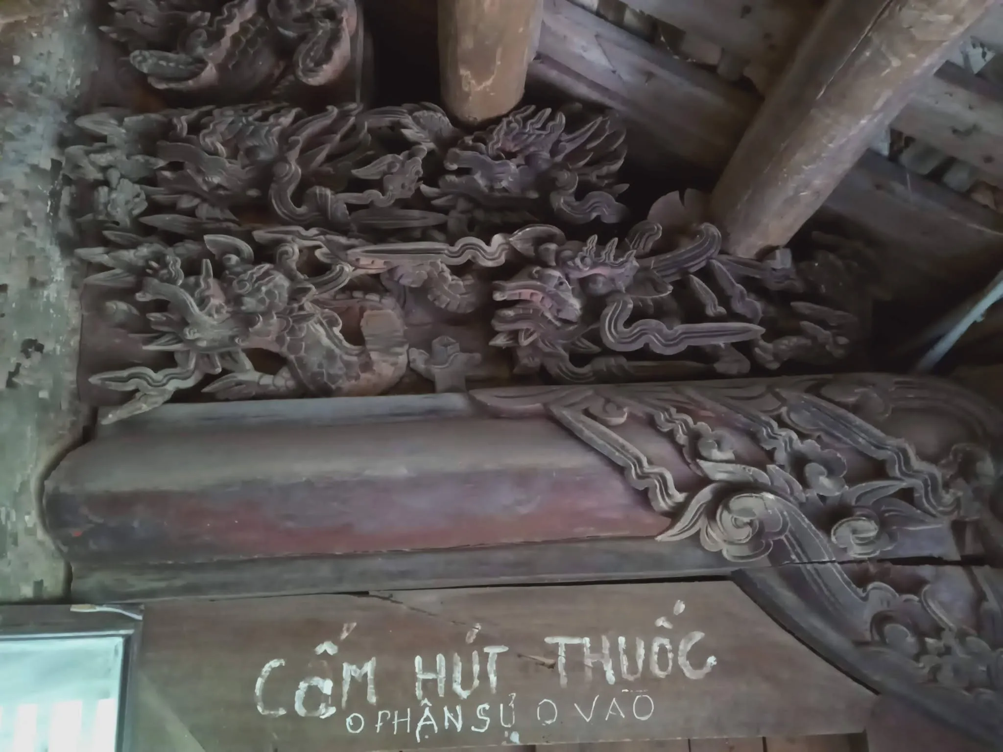 Điêu khắc gỗ trong đình Hữu Bằng