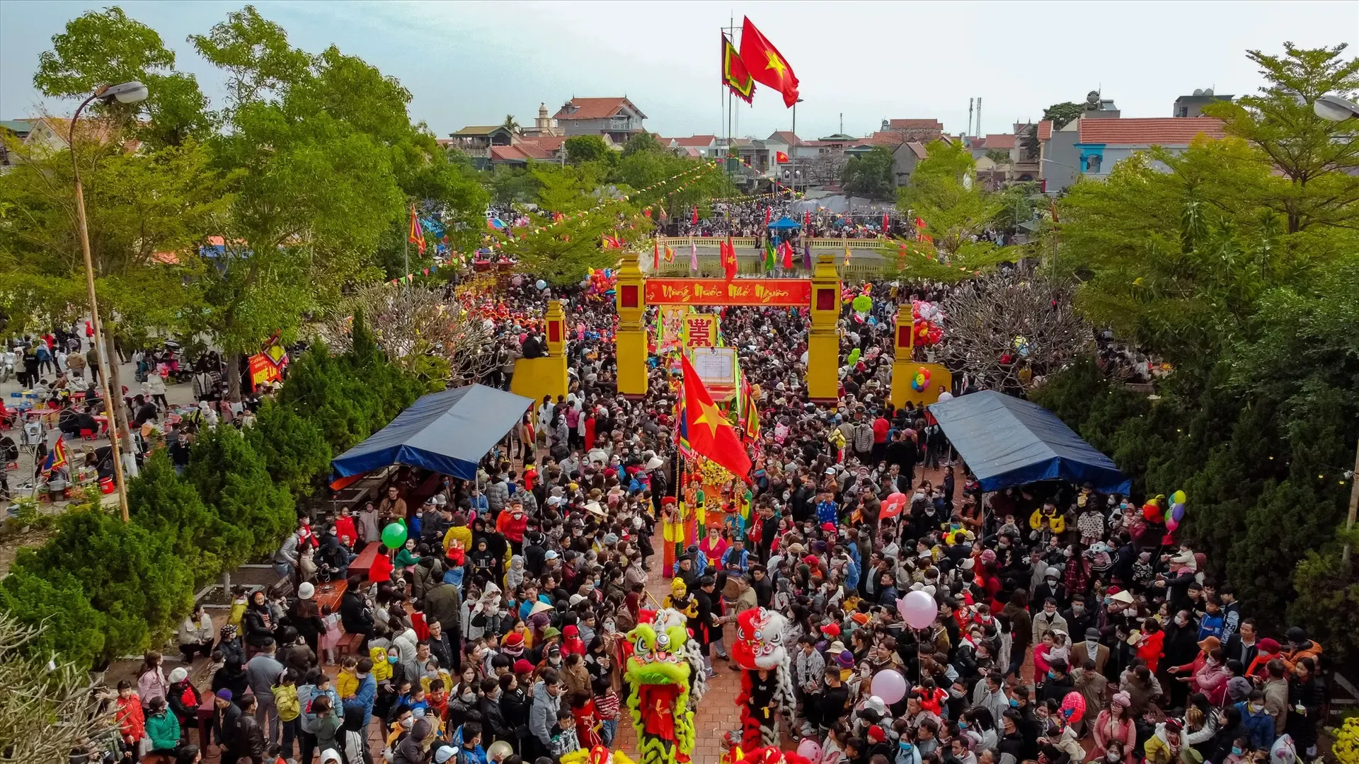 Quang cảnh Lễ hội Đình Quan Lạn