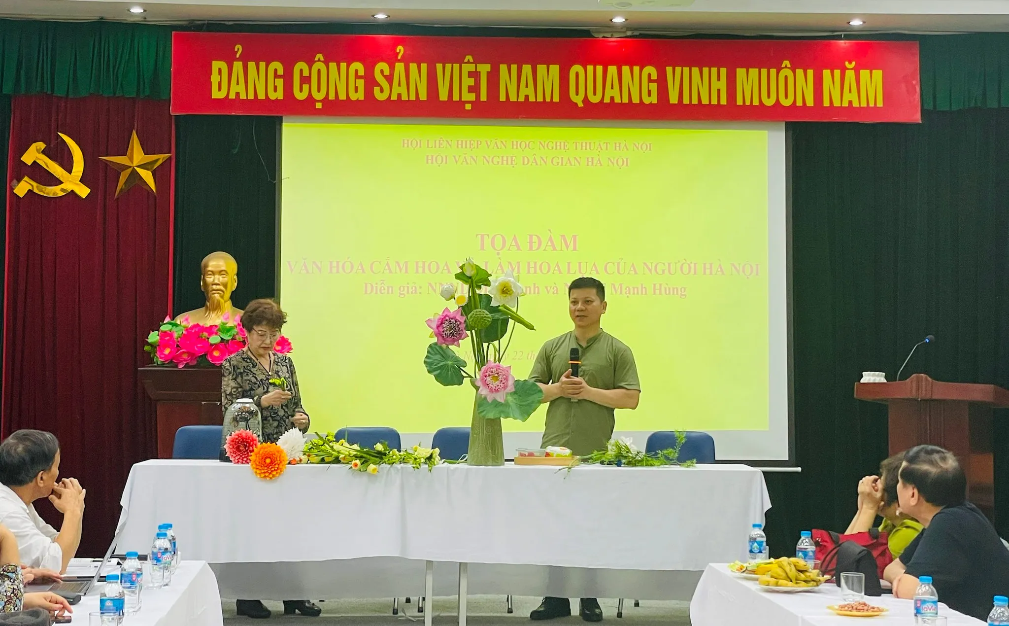 NNND Nguyễn Mai Hạnh và NNƯT Nguyễn Mạnh Hùng giới thiệu và diễn nghệ thuật cắm hoa