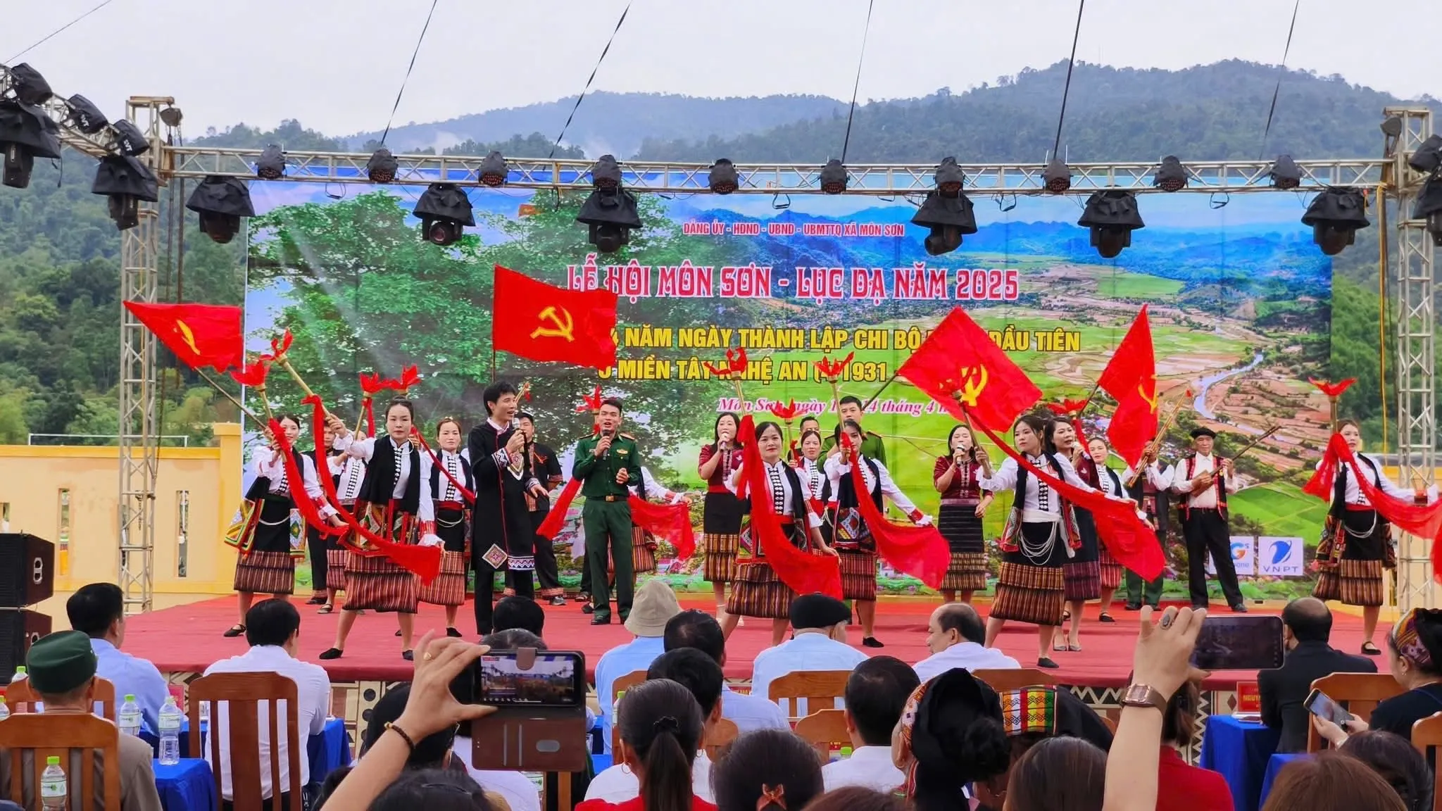 Giao lưu văn nghệ tại Lễ hội Môn Sơn -Lục Dạ