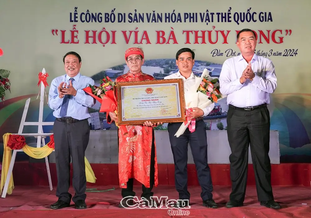 Trao Bằng công nhận cho Lễ vía Bà Thủy Long