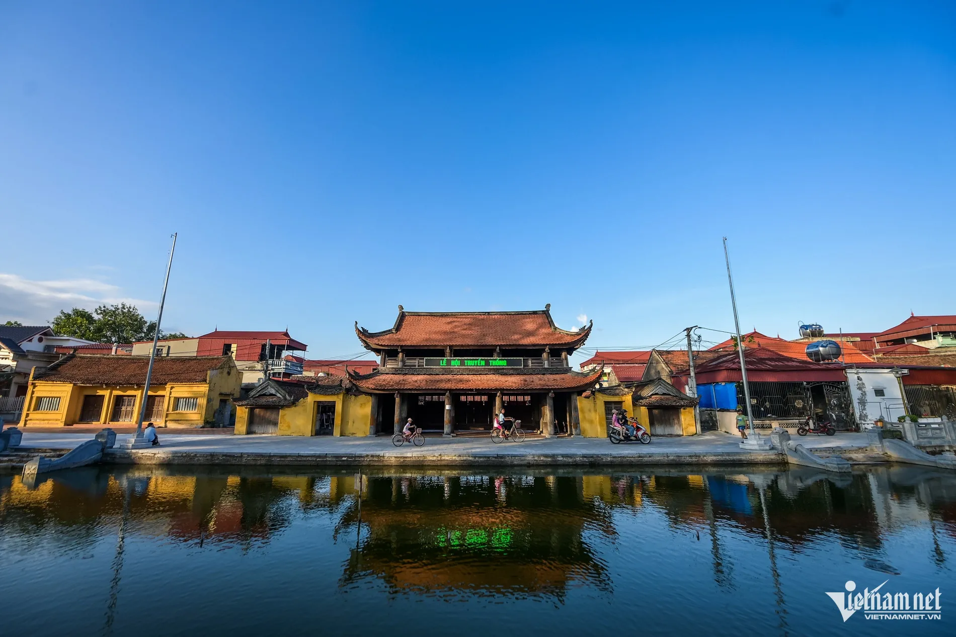 Hồ bán nguyệt phía trước Chùa Keo Hành Thiện