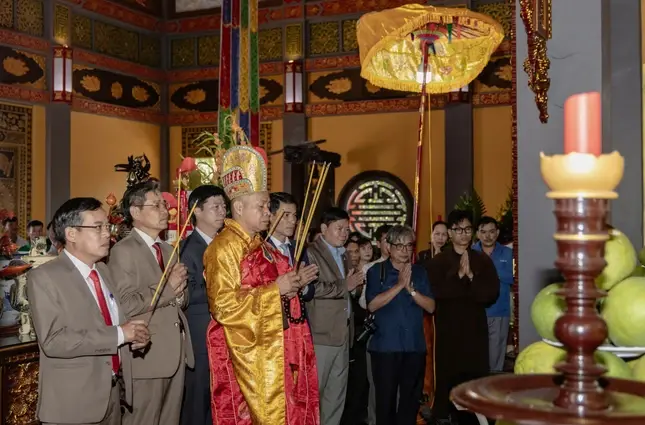 Lễ dâng hương tại Lễ hội Chùa Kim Phong – Núi Thần Đinh
