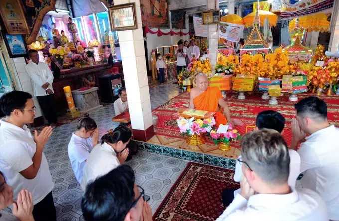 Bà con phật tử Khmer dâng vật phẩm đến các vị chư Tăng tại Lễ dâng y Kathina