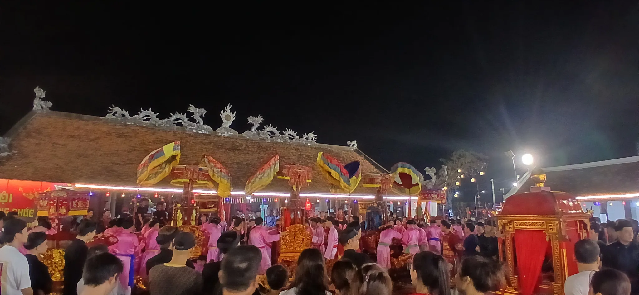 Không khí lễ hội truyền thống làng Chúc Sơn vào buổi tối ngày 11 tháng giêng xuân Bính Ngọ tại sân đình Xá Chúc Sơn