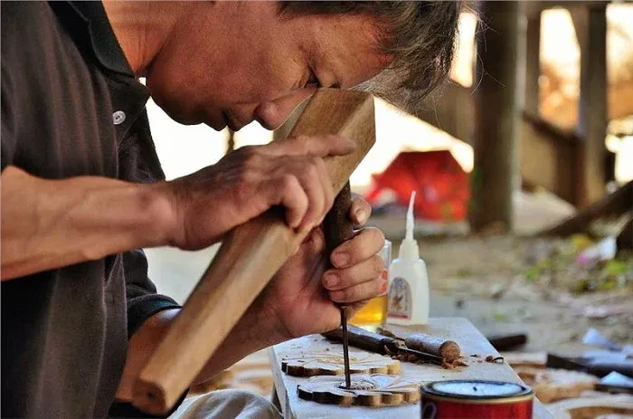 Công đoạn tạo hình sản phẩm mộc Kim Bồng