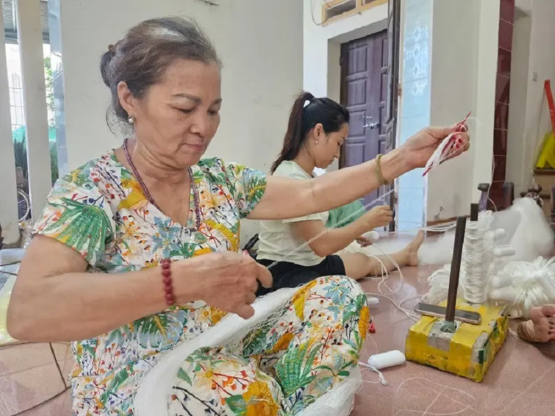 Người dân làng Văn Lãng tập trung sản xuất lưới bán ra thị trường