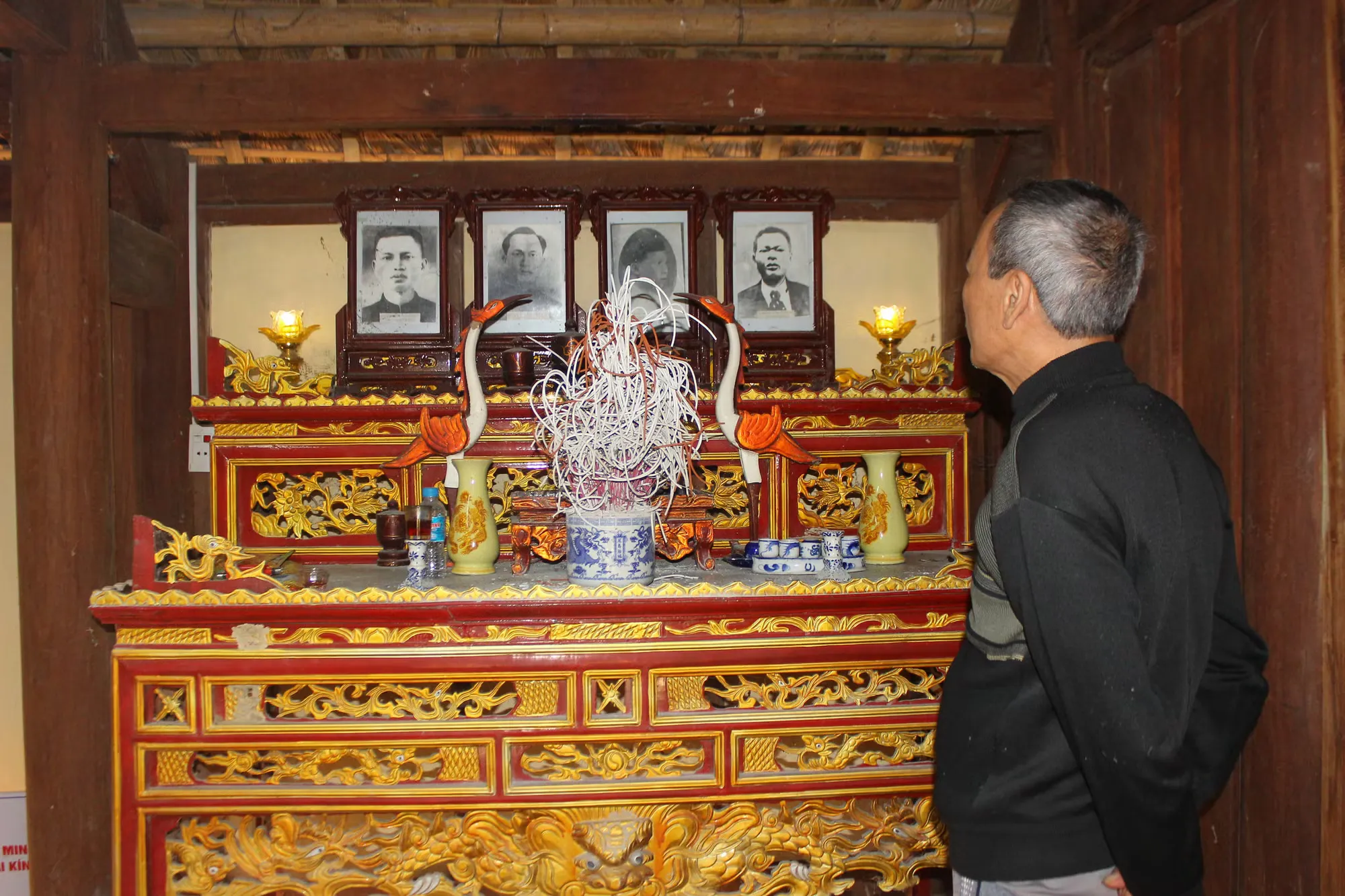Ban thờ bên trong Nhà Cụ Mai Kính