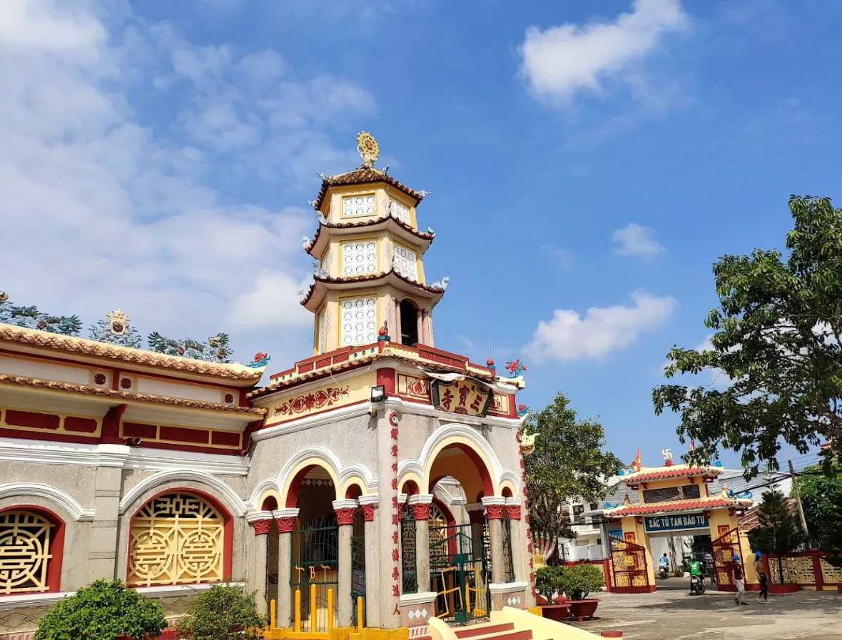 Không gian bên ngoài Chùa Sắc Tứ Tam Bảo