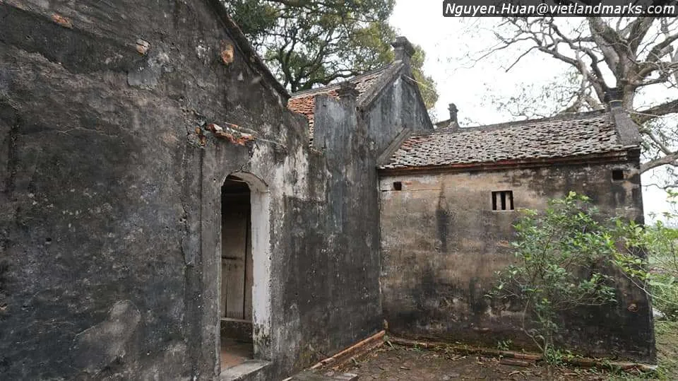 Phía sau Quán Ông Ba