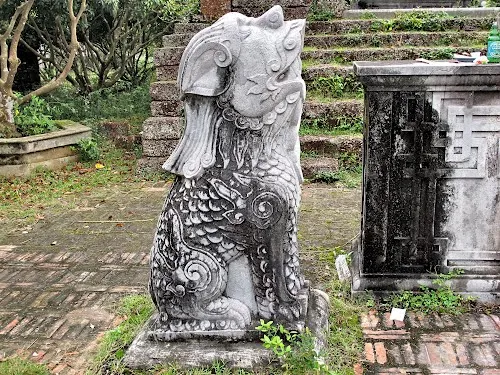 Tượng đá tại Lăng Dinh Hương
