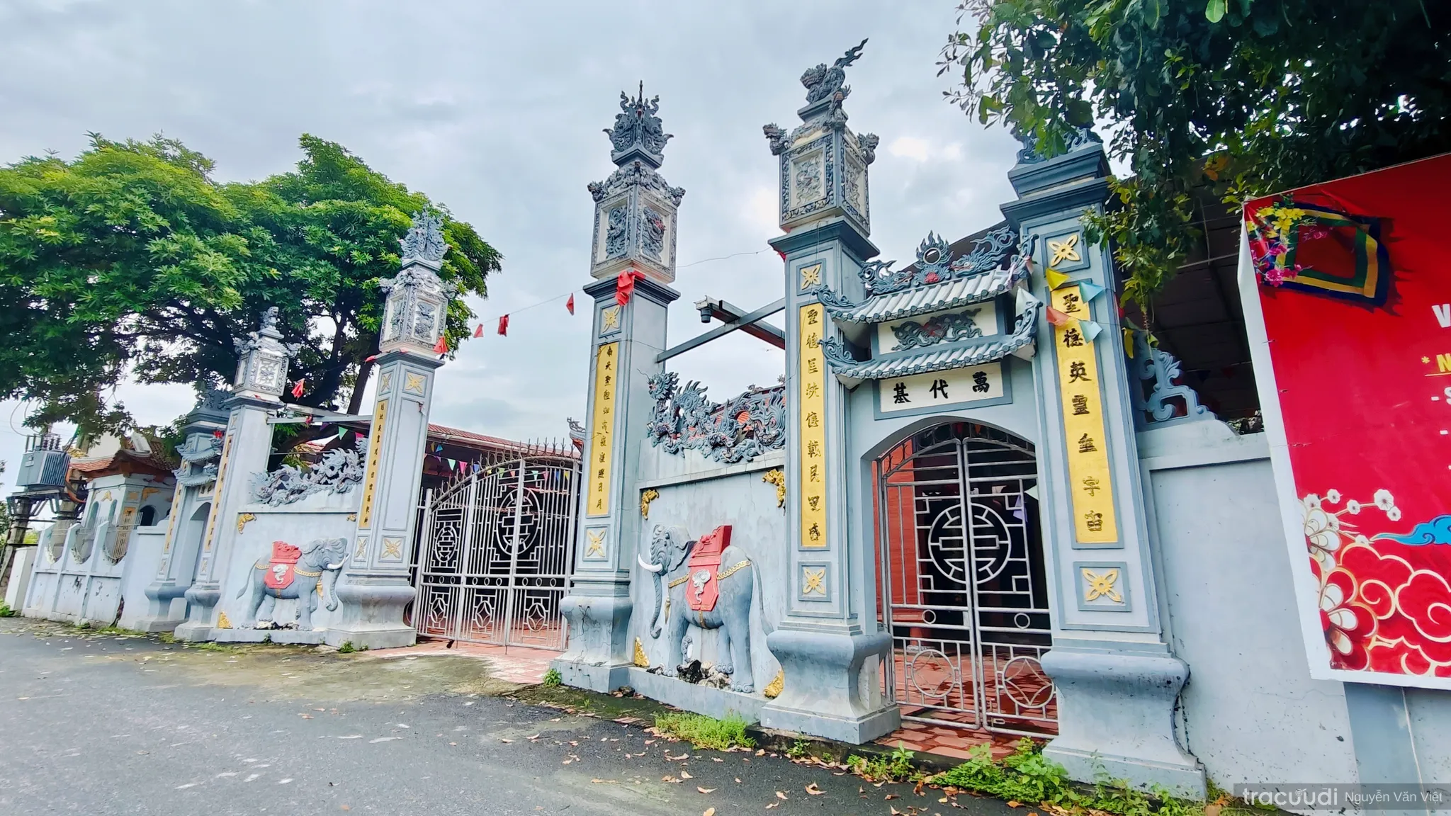 Nghi môn đình làng Táo nhìn bên phải
