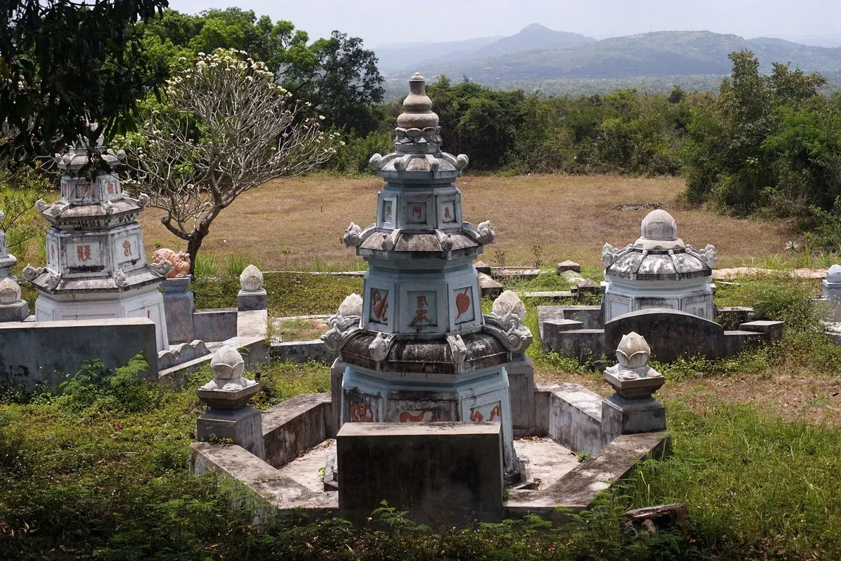 Khu tháp mộ tại Chùa Từ Quang