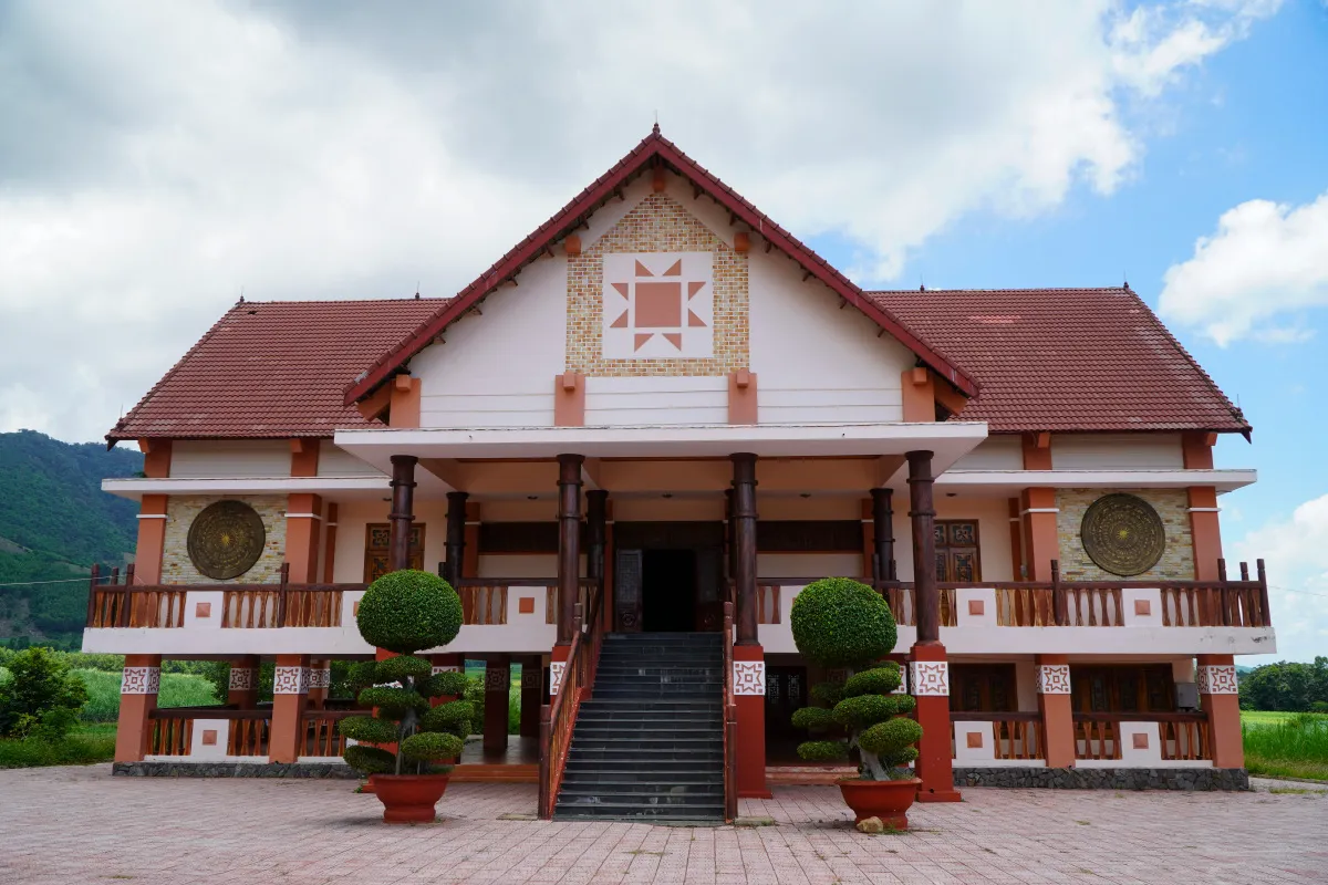 Khu lưu niệm Anh hùng Núp tại Làng kháng chiến Stơr