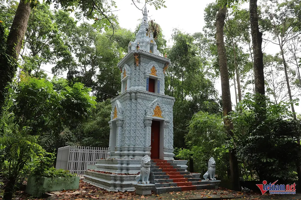 Bảo tháp tại Chùa Dơi