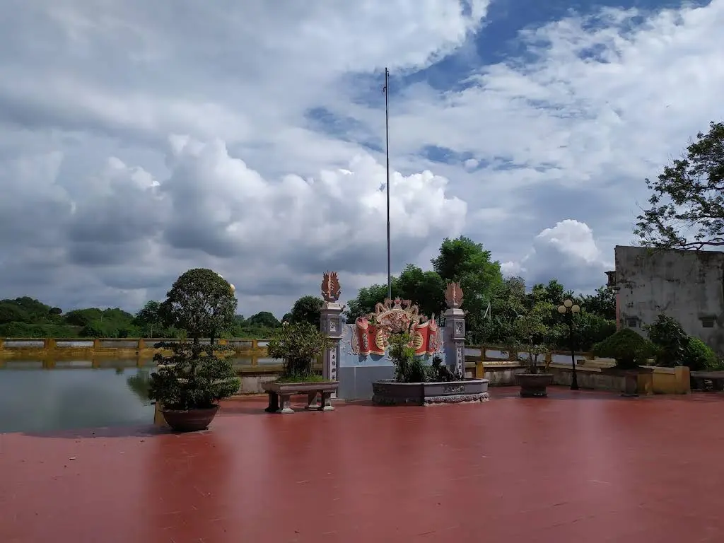 Bình Phong Cuốn Thư trong khuôn viên di tích Đình Giẽ Thượng