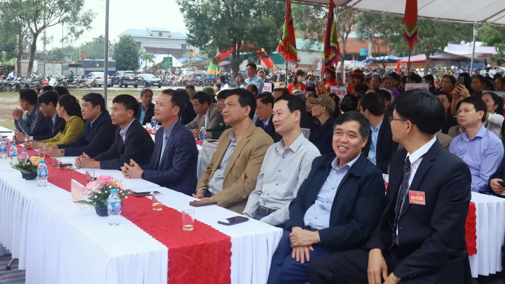 Đại biểu tham dự lễ khai mạc Lễ hội Đền Dành