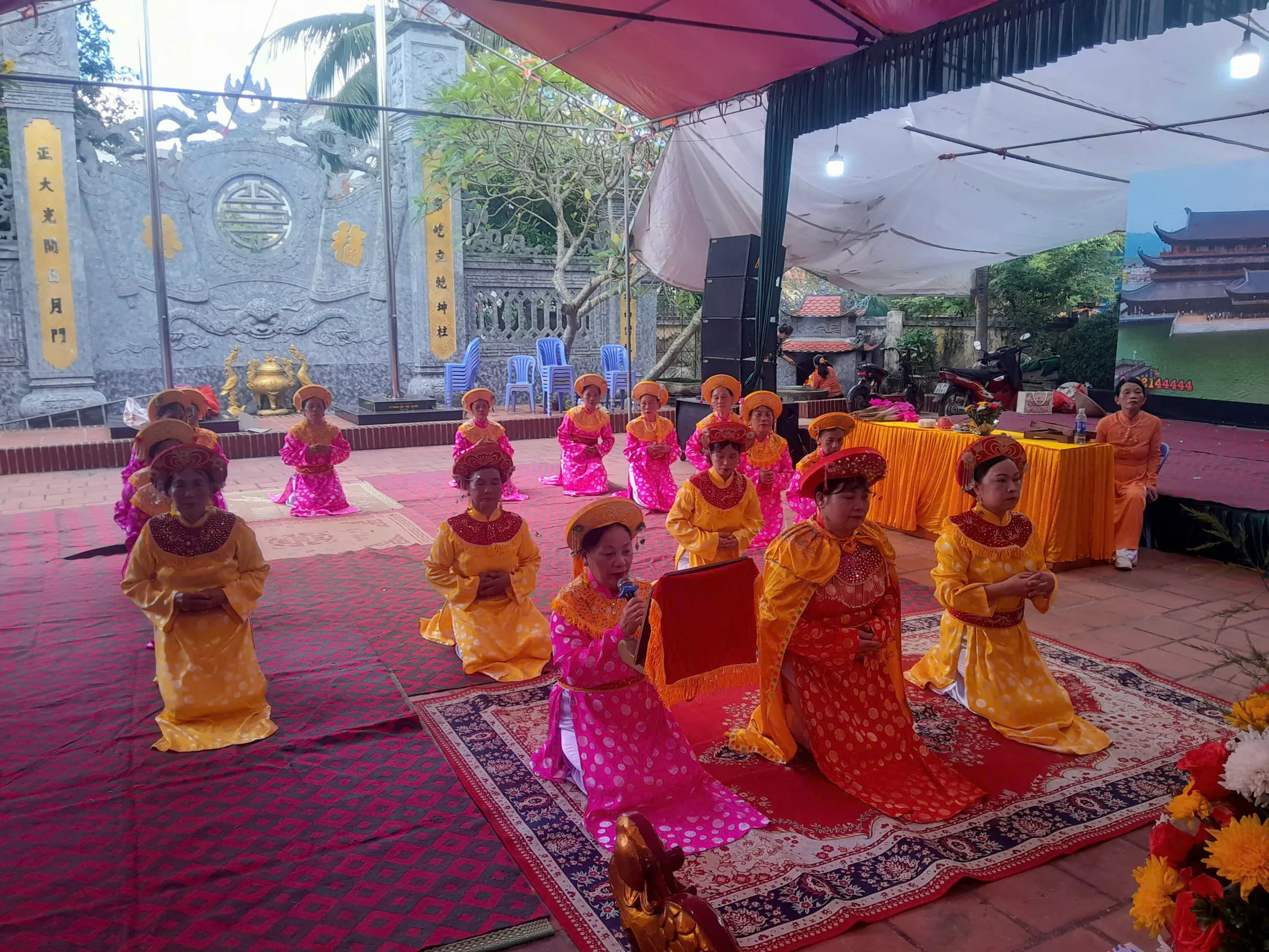 Đọc chúc văn tại Hội đình, đền làng Rèm