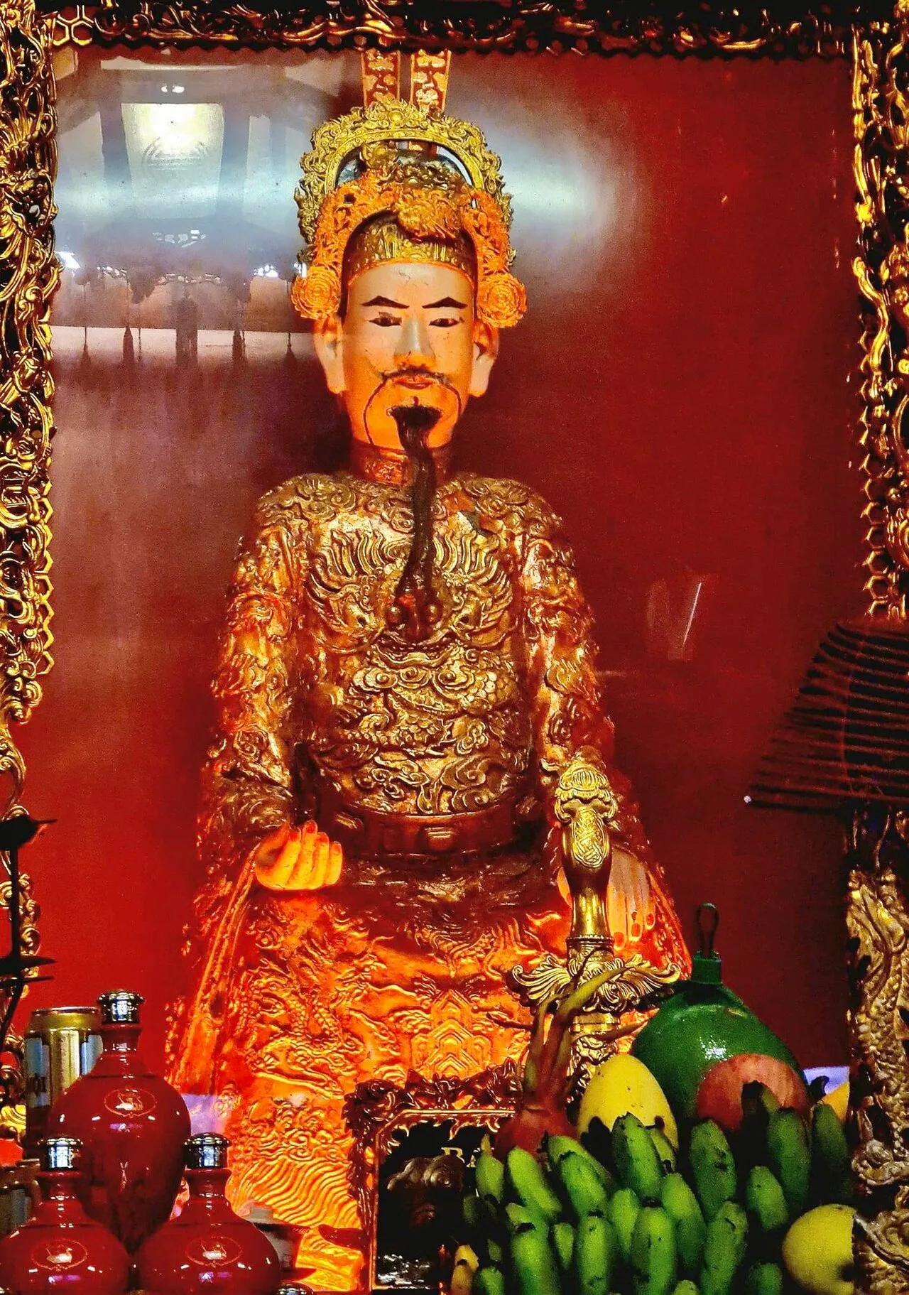 Tượng đồng Phạm Ngũ Lão tại đền Kiếp Bạc