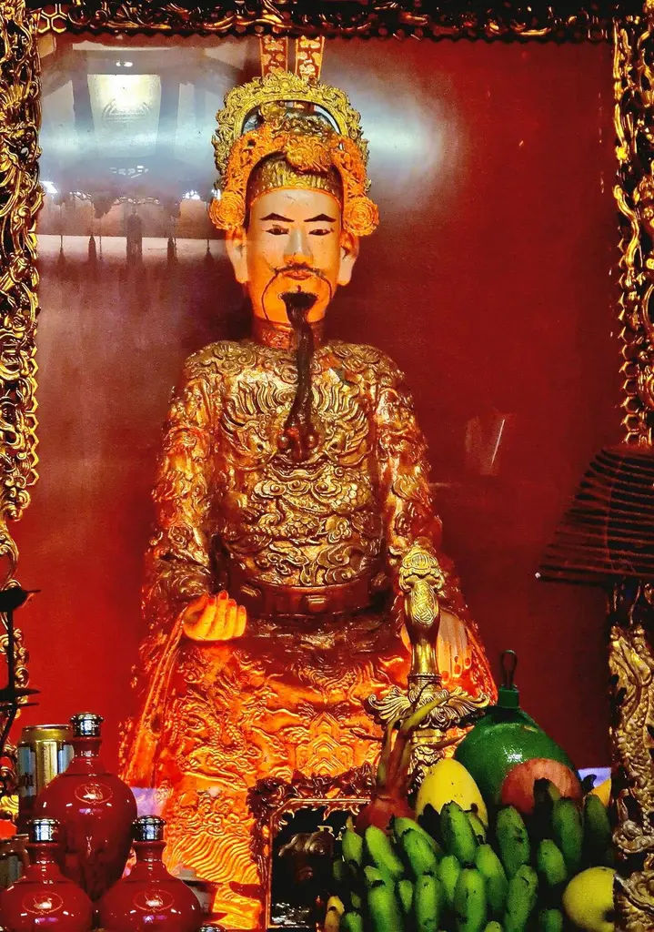 Tượng đồng Phạm Ngũ Lão tại đền Kiếp Bạc