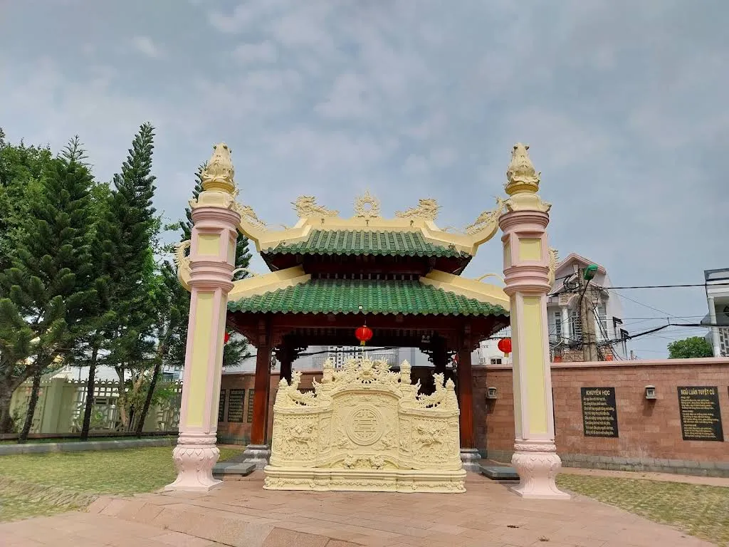 Cảnh quan di tích lịch sử Mộ Thủ Khoa Bùi Hữu Nghĩa