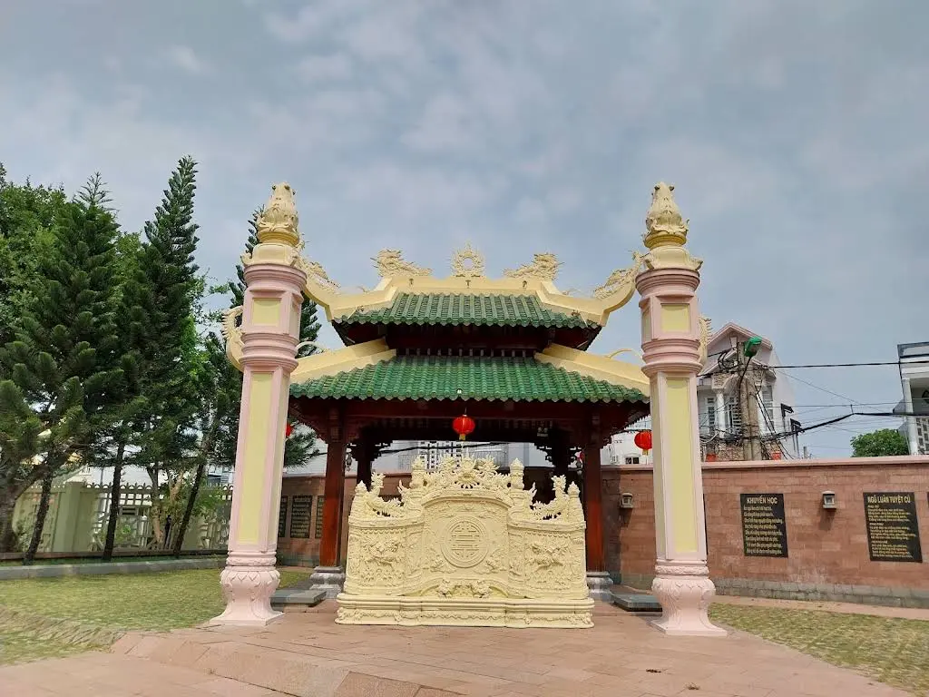 Cảnh quan di tích lịch sử Mộ Thủ Khoa Bùi Hữu Nghĩa