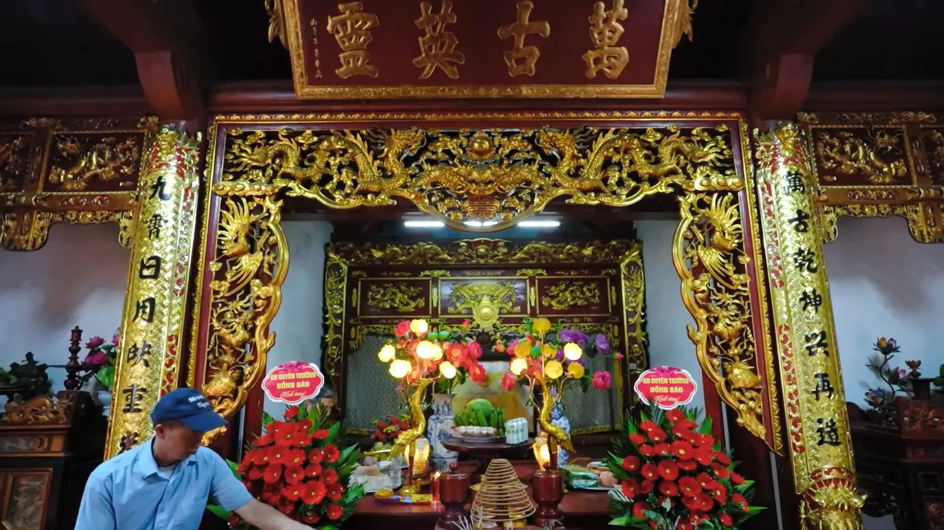 Hình ảnh bên trong tam bảo Miếu Yên Lan