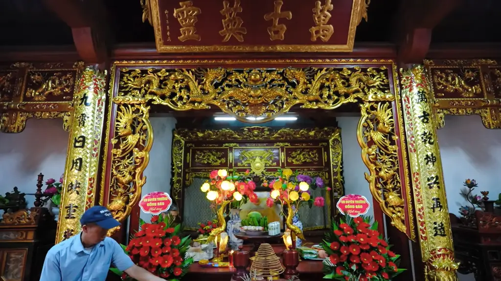 Hình ảnh bên trong tam bảo Miếu Yên Lan