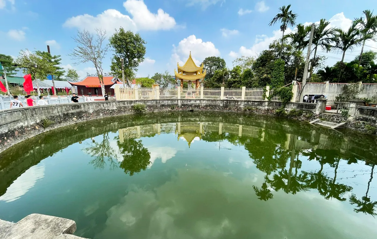 Giếng cổ lớn cạnh cổng đình Hạ Giang
