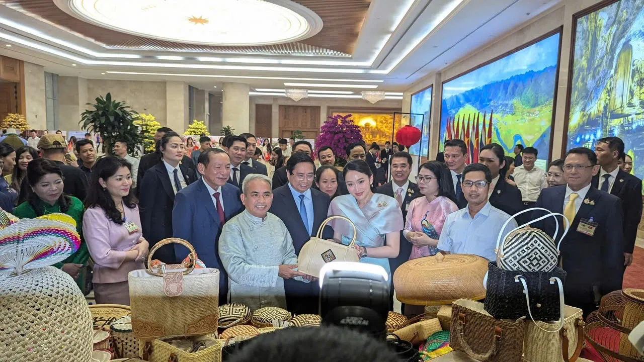 Nghệ nhân Nguyễn Văn Tĩnh (đứng thứ 3 từ trái sang) tại triển lãm sản phẩm thủ công mỹ nghệ Việt Nam tiếp Thủ tướng Phạm Minh Chính cùng Thủ tướng Thái Lan Paetongtarn Shinawatra tham quan