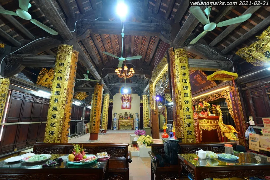 Không gian bên trong Đình Linh Đàm