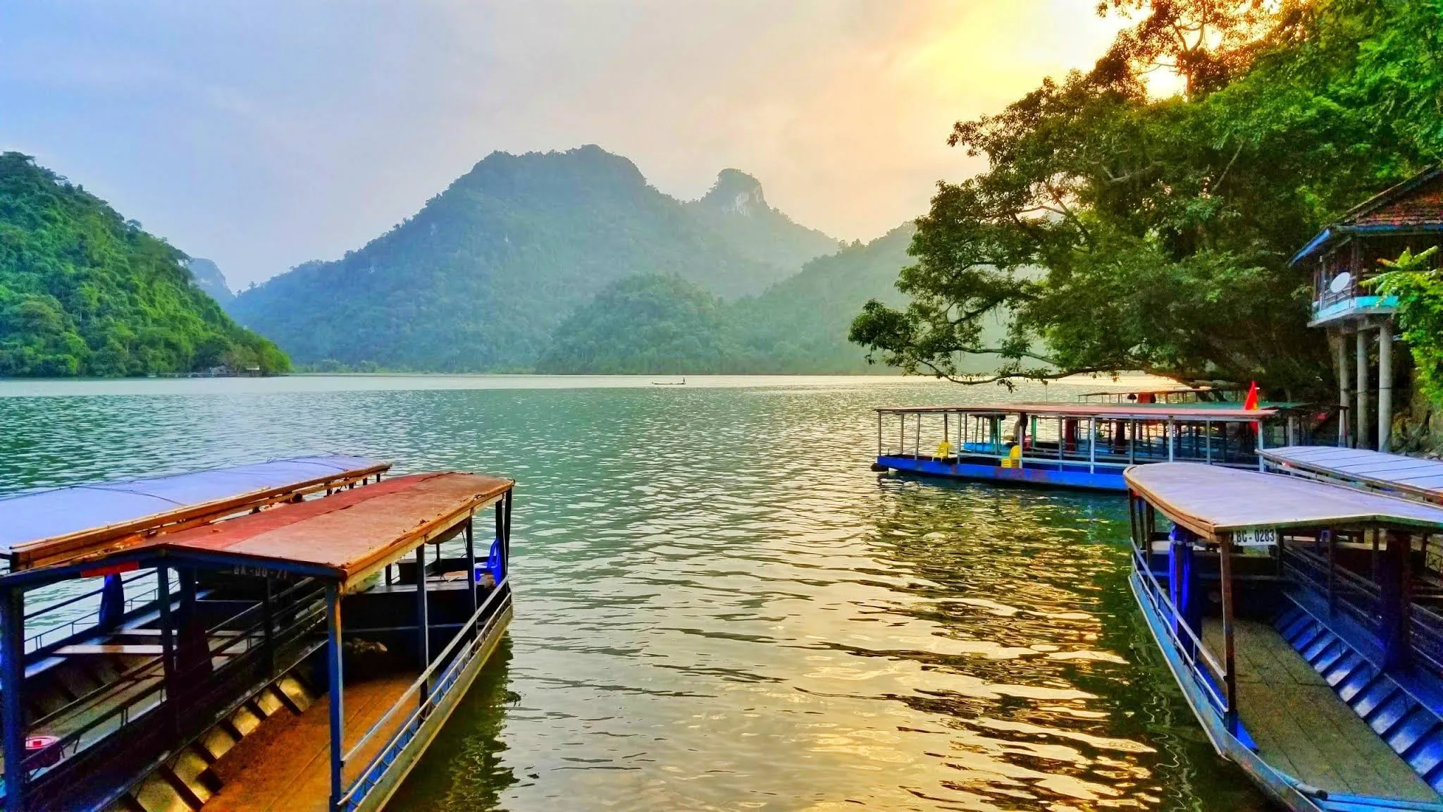 Cảnh quan trên hồ ba bể thuộc Vườn Quốc gia Ba Bể (Vườn Di Sản Asean)
