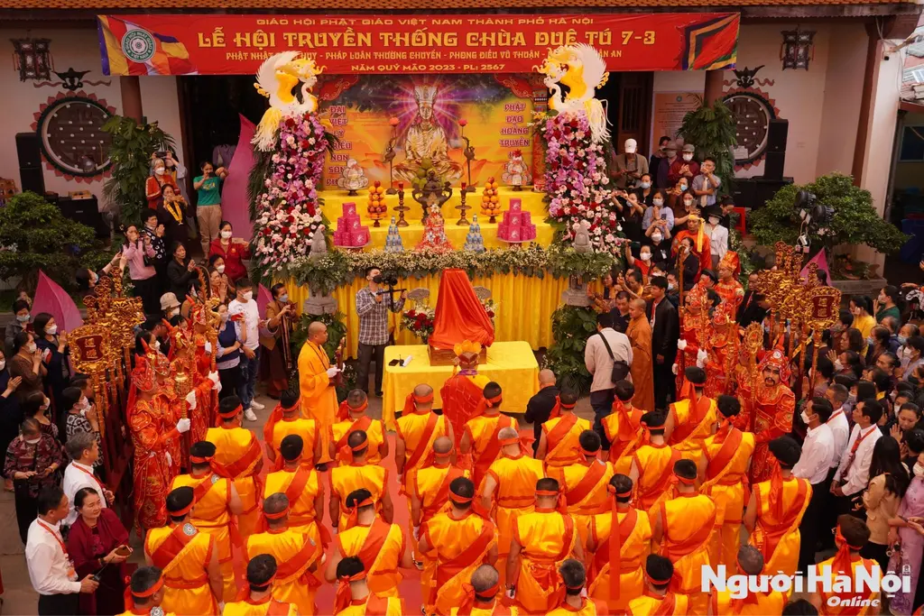 Khung ảnh tại Hội chùa Duệ Tú