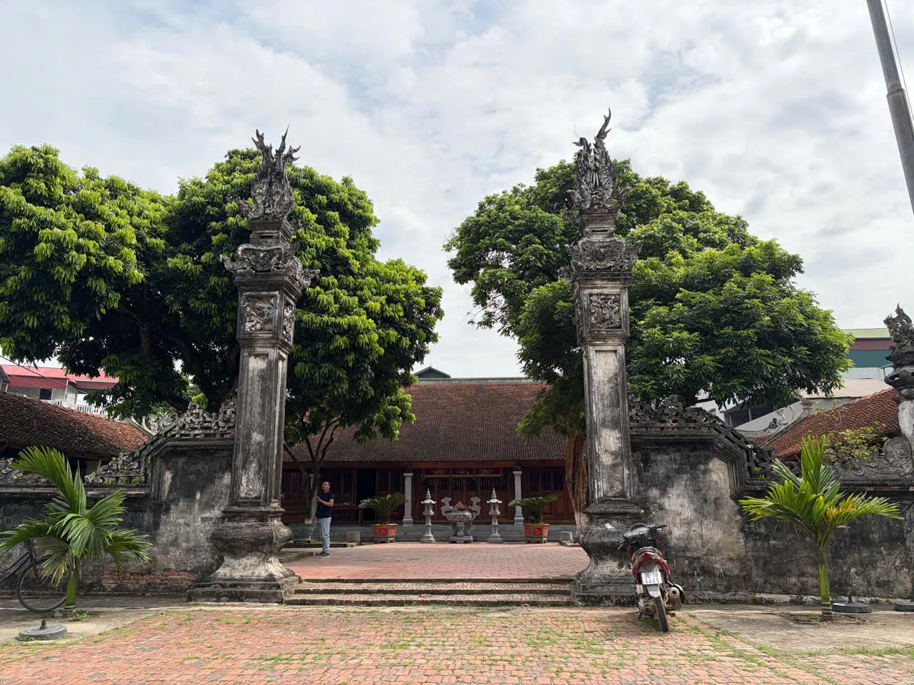 Không gian cảnh quan di tích Đình Ngọc Phúc nhìn chính điện
