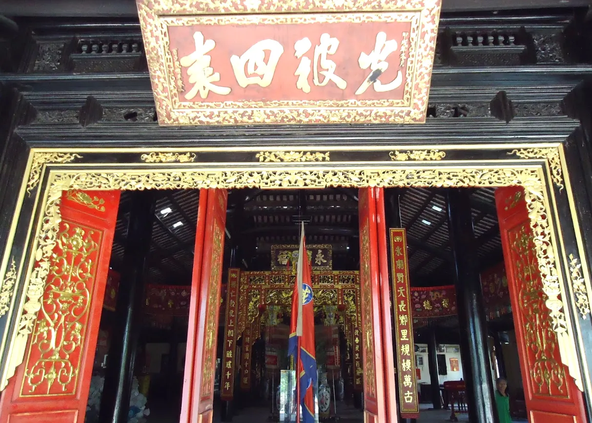 Cửa vào chính điện Đình Vĩnh Phước