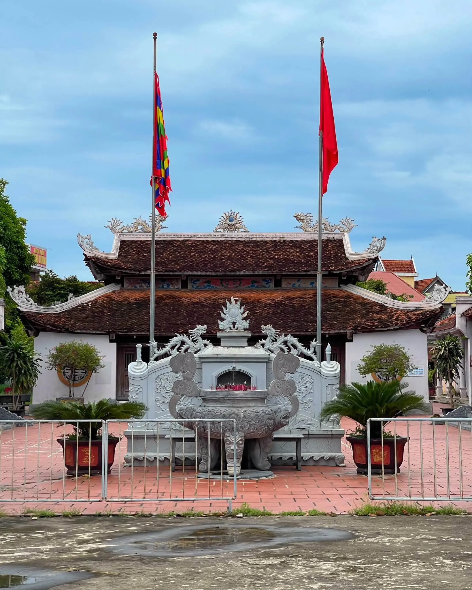 Toàn cảnh trước sân đền Mai Hắc Đế