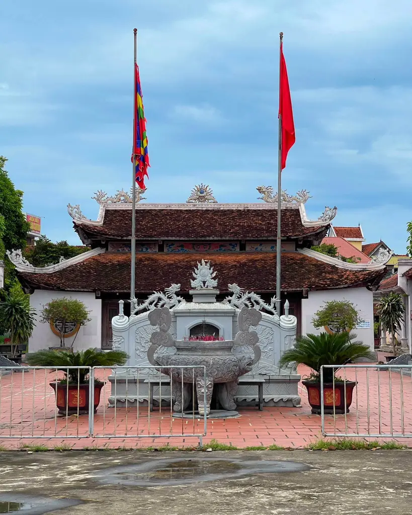 Toàn cảnh trước sân đền Mai Hắc Đế