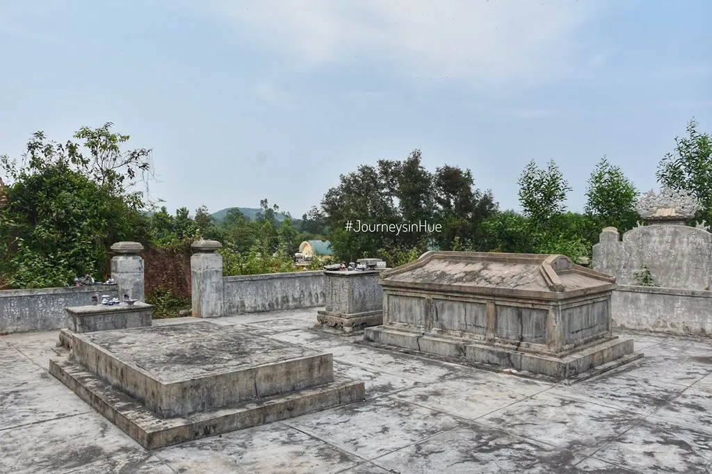 Quang cảnh tại Lăng mộ Đức Phi Lê Ngọc Bình